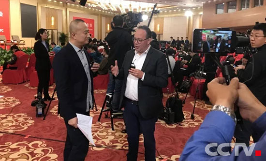 英语频道记者在现场做移动直播