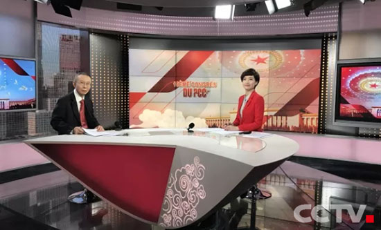 十九大开幕会法语频道直播现场,前外交部驻刚果金大使吴泽献(左)与主持人潘望(右)在演播室